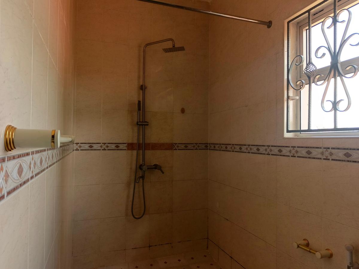 4 Bed House with En Suite in Nyari - 11