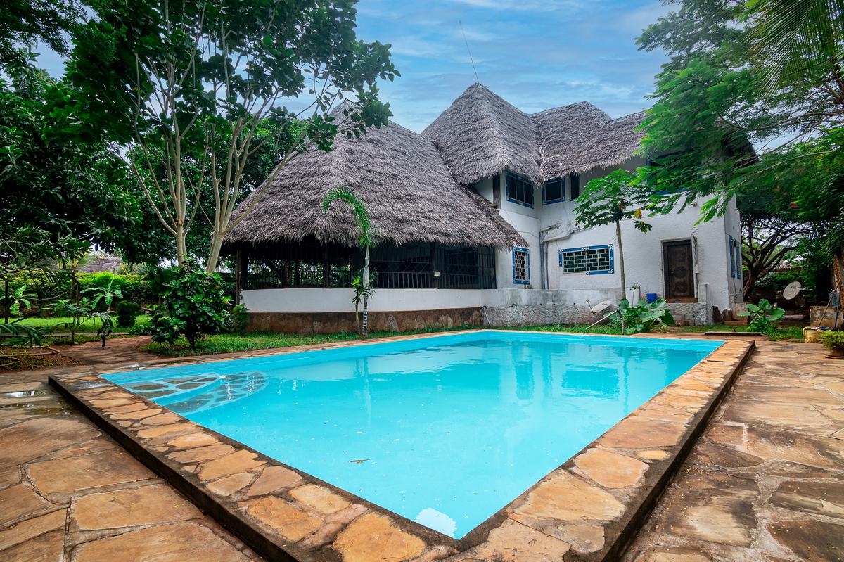 5 Bed Villa with En Suite in Malindi - 1