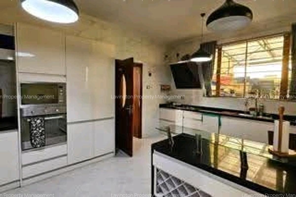 5 Bed House with En Suite at Lavington Green - 10