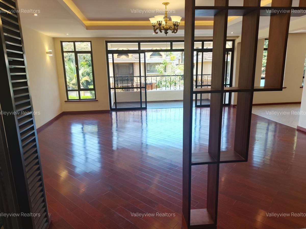 5 Bed Townhouse with En Suite at Lavington - 3