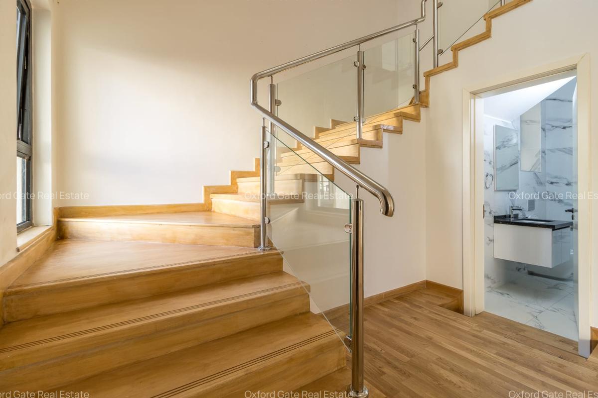 5 Bed House with En Suite in Lavington - 5