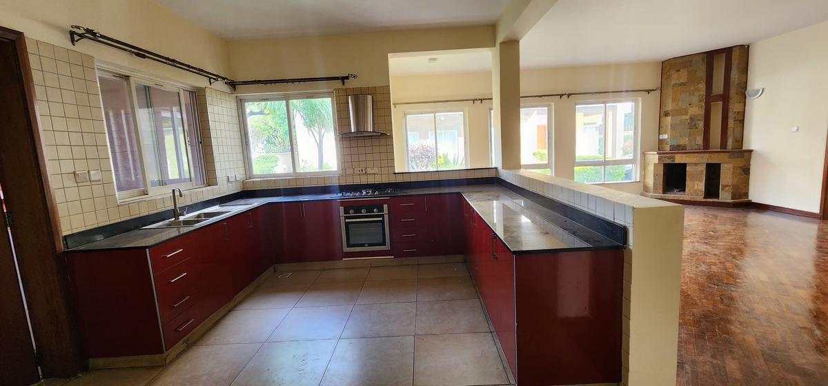 5 Bed House with En Suite in Lavington - 4