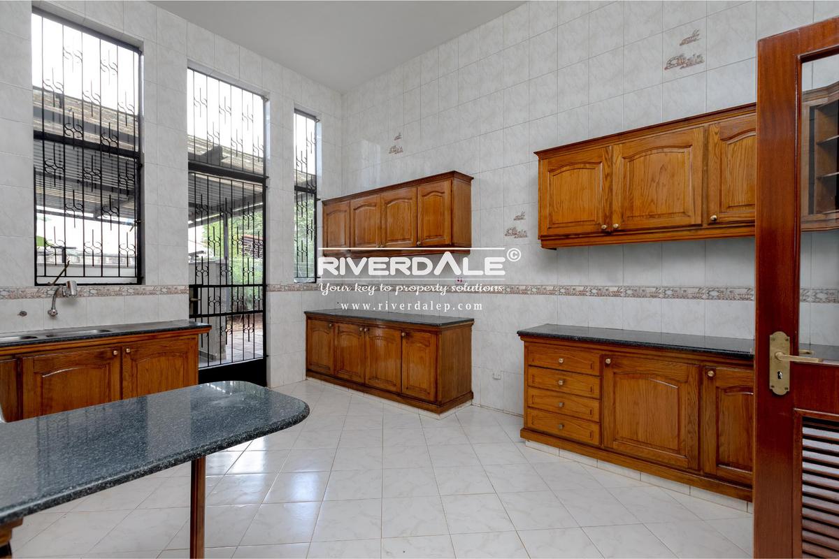 5 Bed Townhouse with En Suite in Brookside - 2