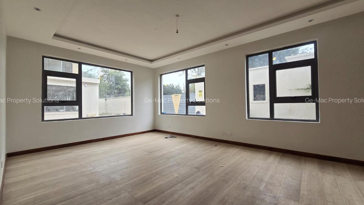 6 Bed House with En Suite in Lavington - 8