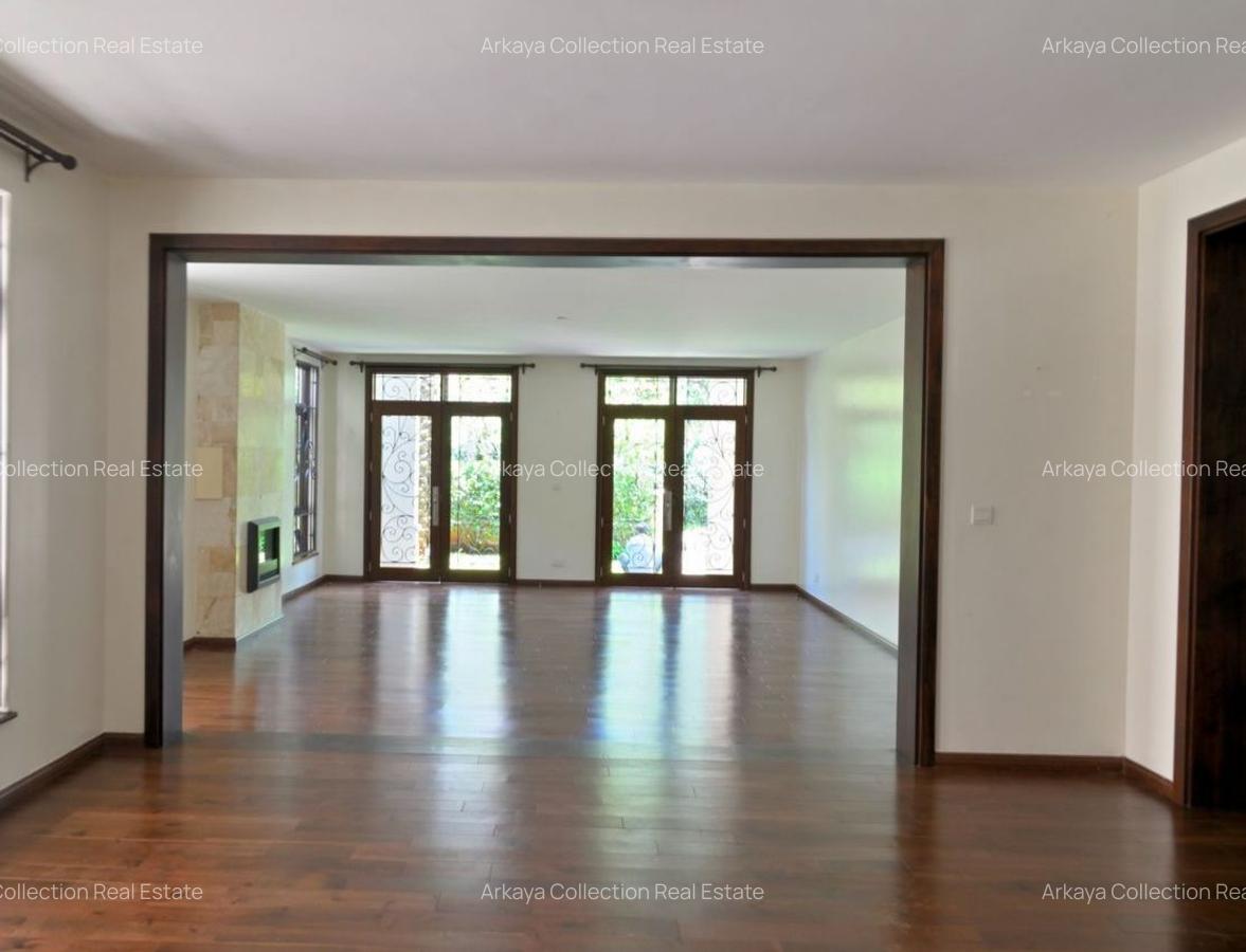 5 Bed House with En Suite in Lavington - 2