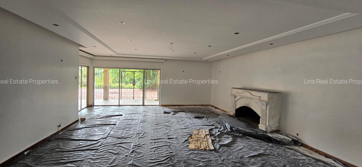 6 Bed House with En Suite in Lavington - 15