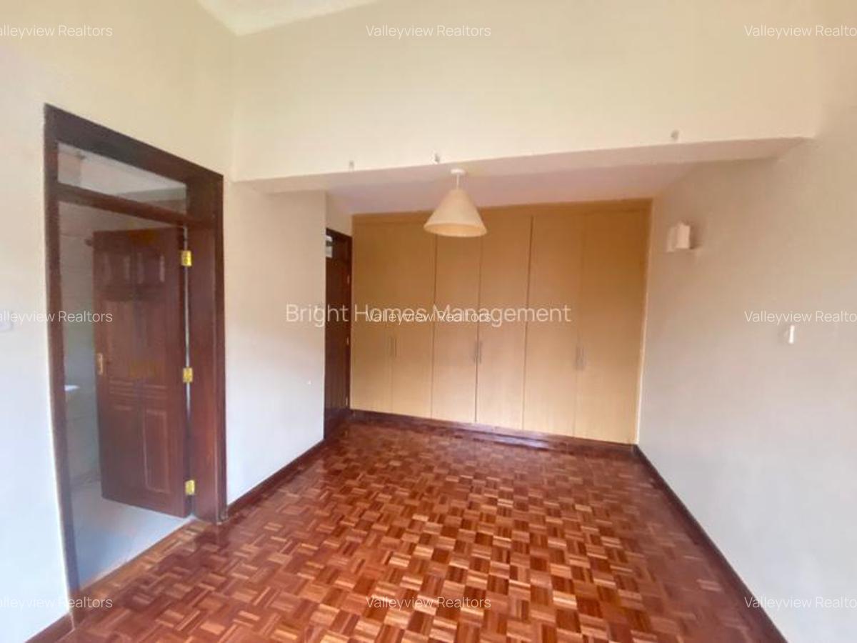 6 Bed Townhouse with En Suite at Lavington - 20