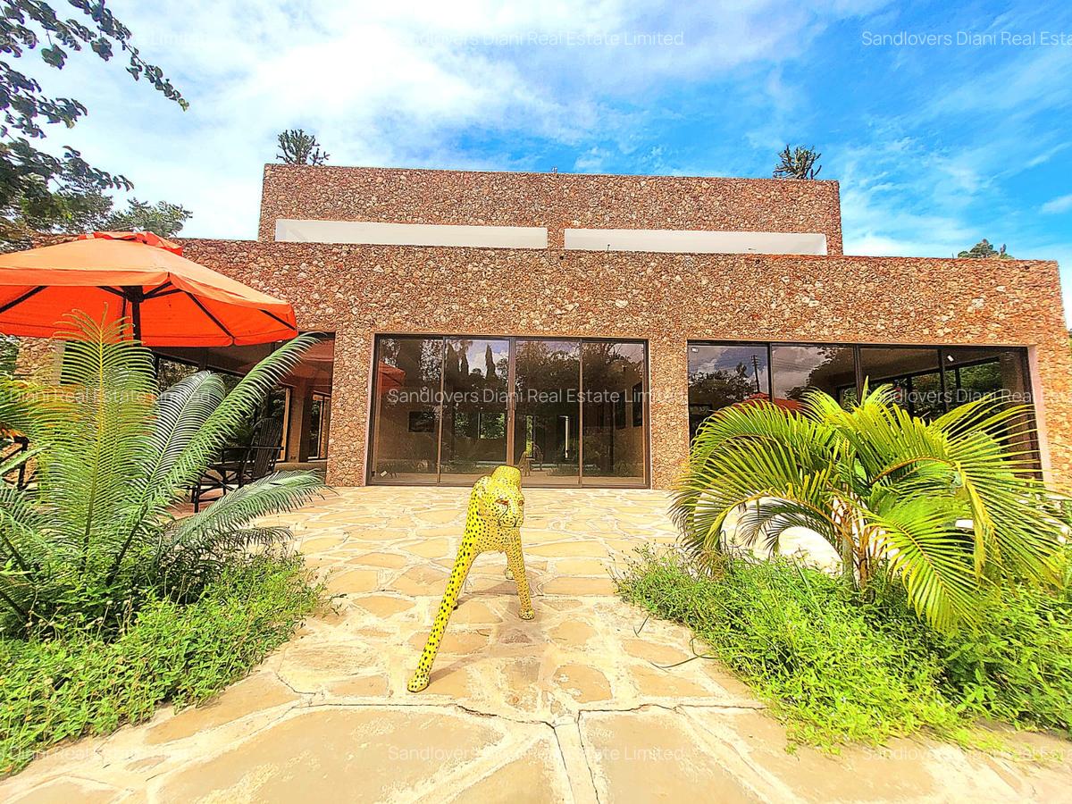 5 Bed Villa with En Suite in Diani - 1