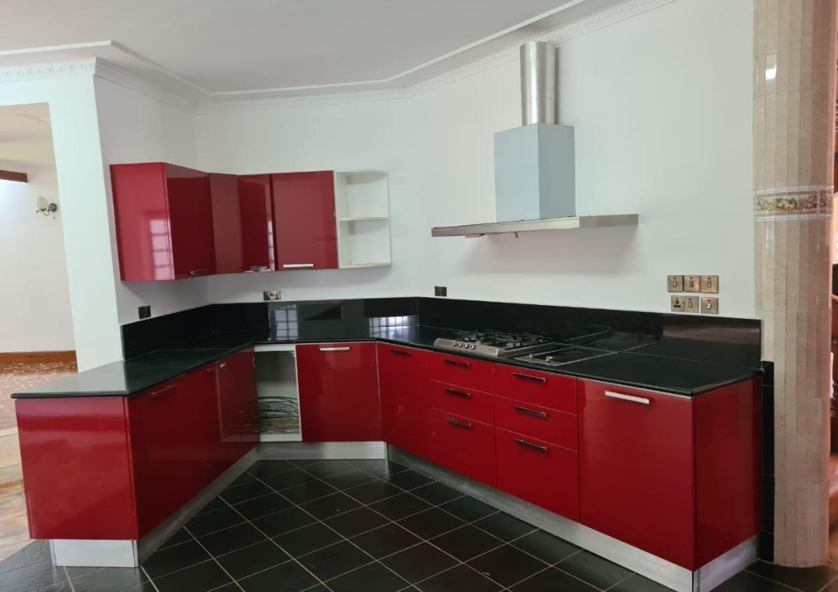 5 Bed House with En Suite in Runda - 2