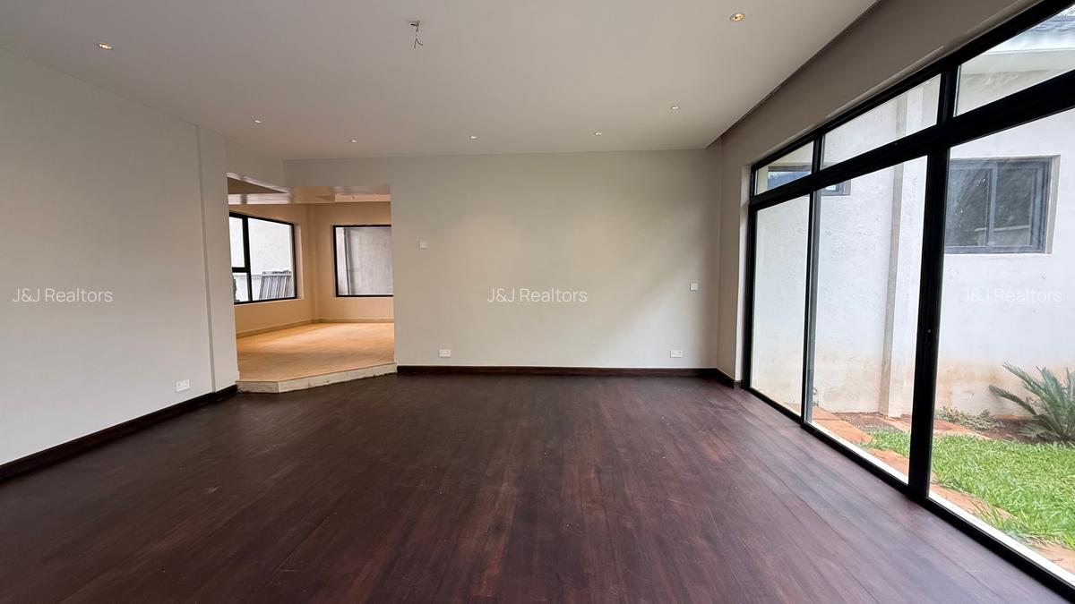 5 Bed Townhouse with En Suite in Lavington - 7