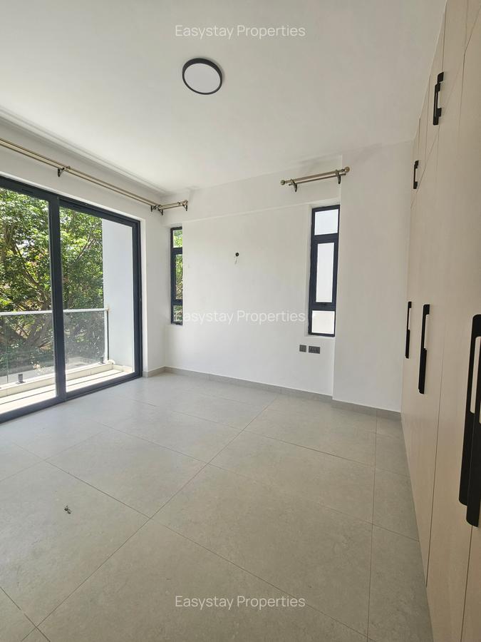 2 Bed Apartment with En Suite in Brookside - 6