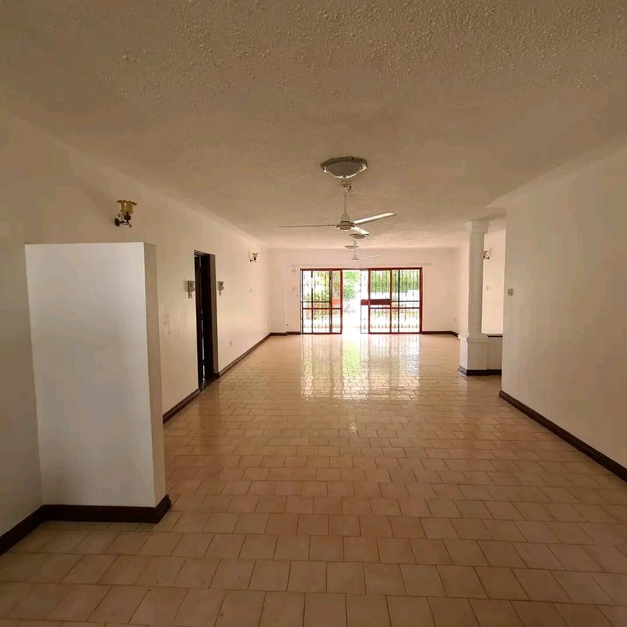 3 Bed Apartment with En Suite at Behind Citymall - 18