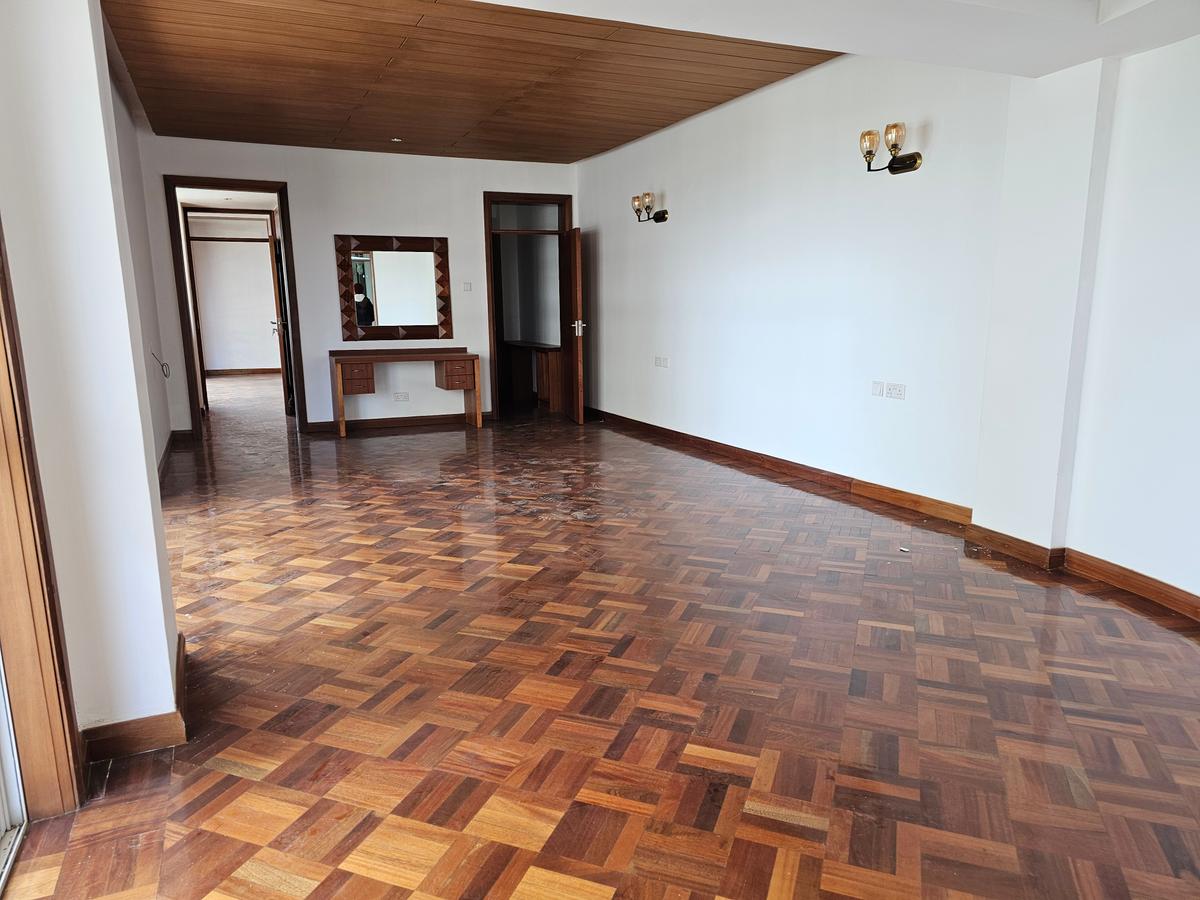 5 Bed Apartment with En Suite at Parklands - 17