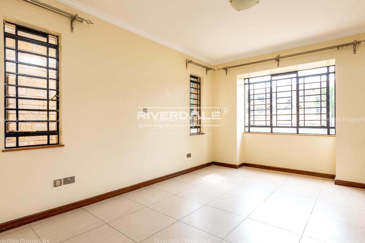 4 Bed Apartment with En Suite in Parklands - 11