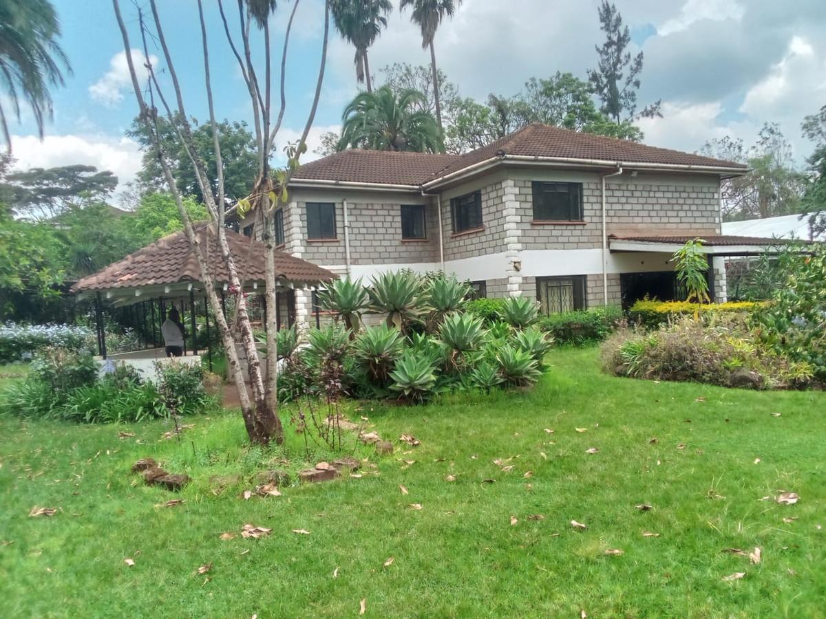 5 Bed House with En Suite in Lavington - 1