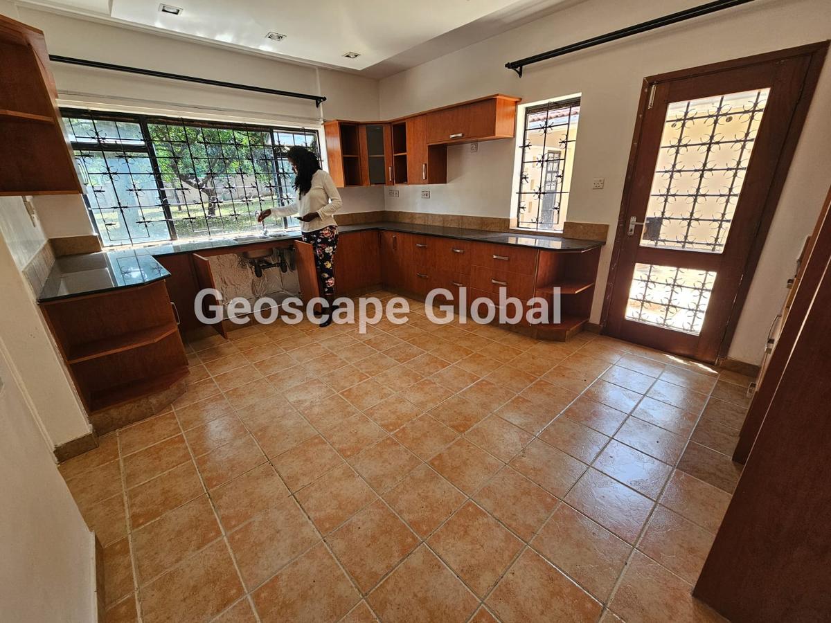 5 Bed House with En Suite in Kyuna - 2