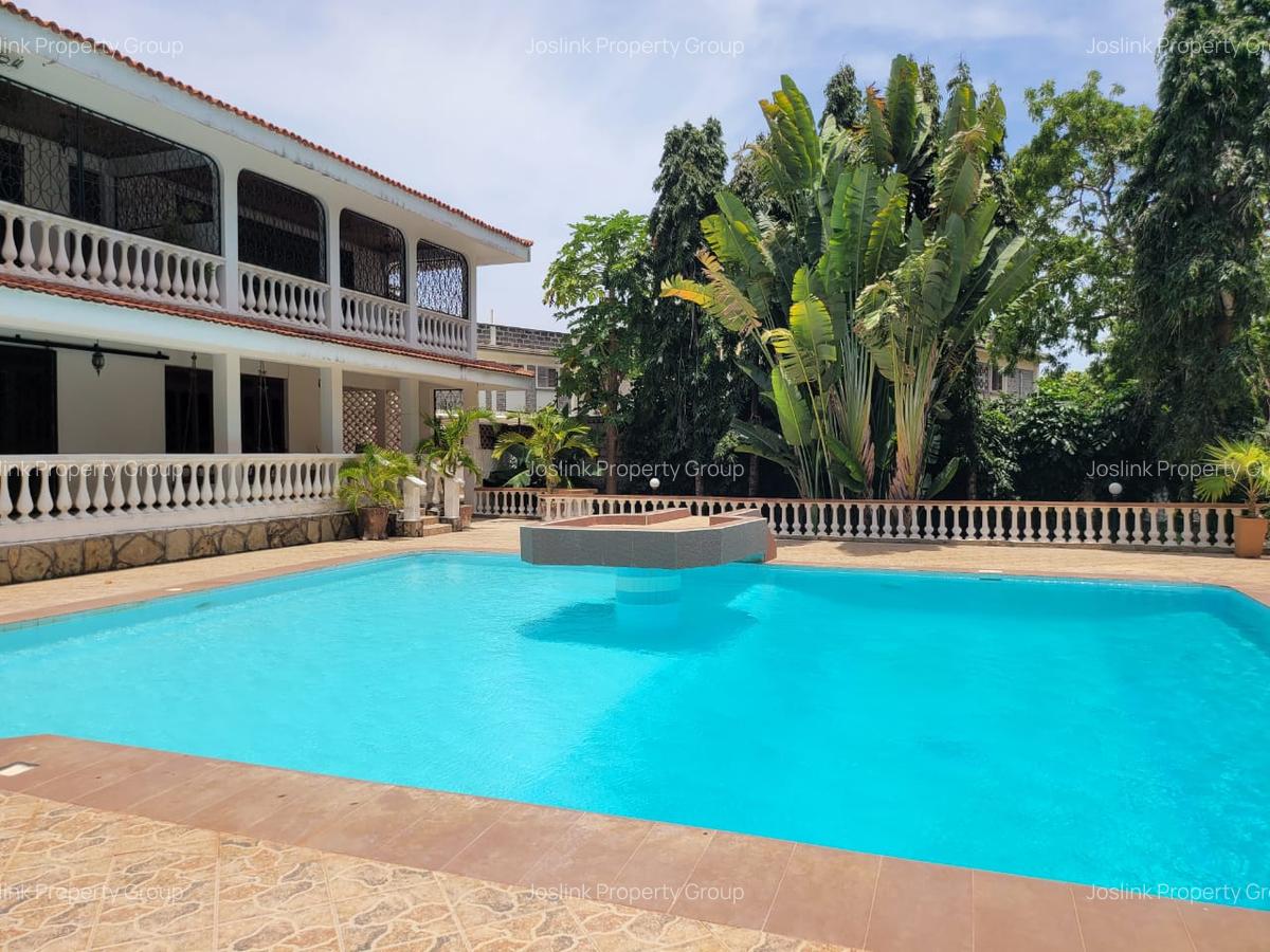 4 Bed Townhouse with En Suite at Greenwood Drive - 2