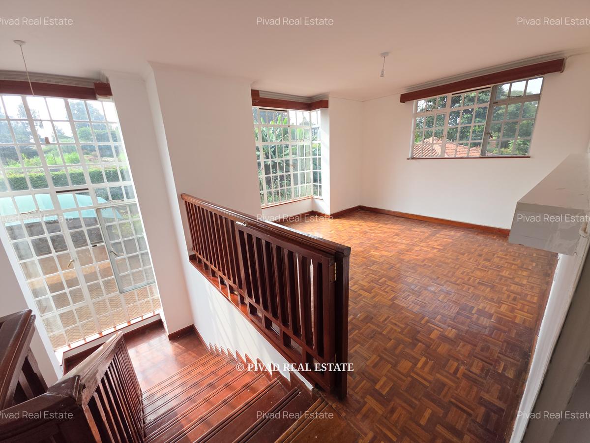 4 Bed House with Swimming Pool in Rosslyn - 3