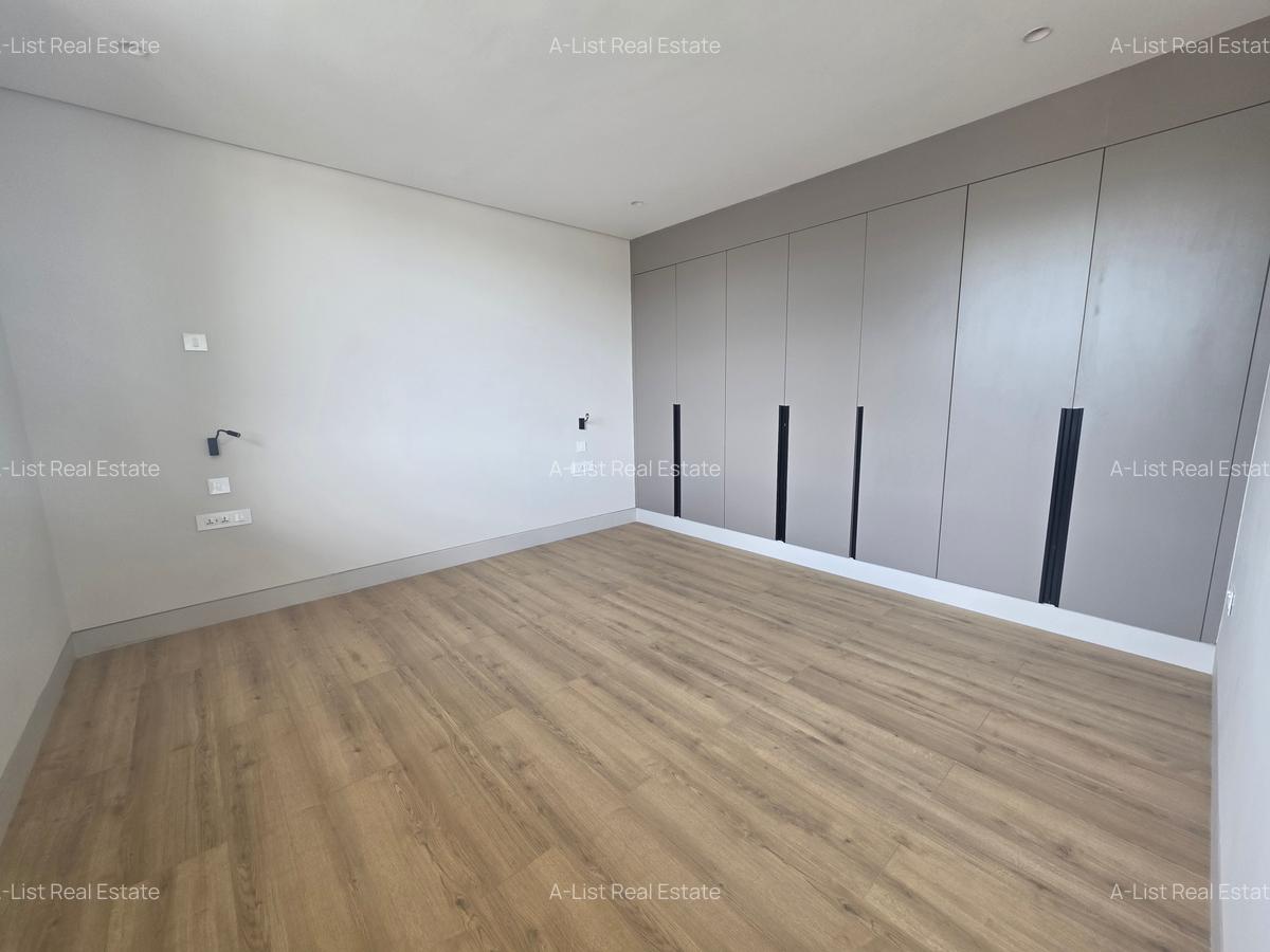 5 Bed Villa with En Suite at Grevilia Grove - 17