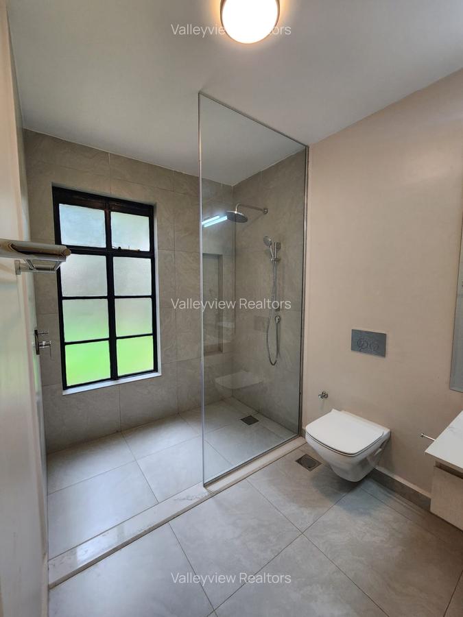 6 Bed Townhouse with En Suite at Lavington - 4