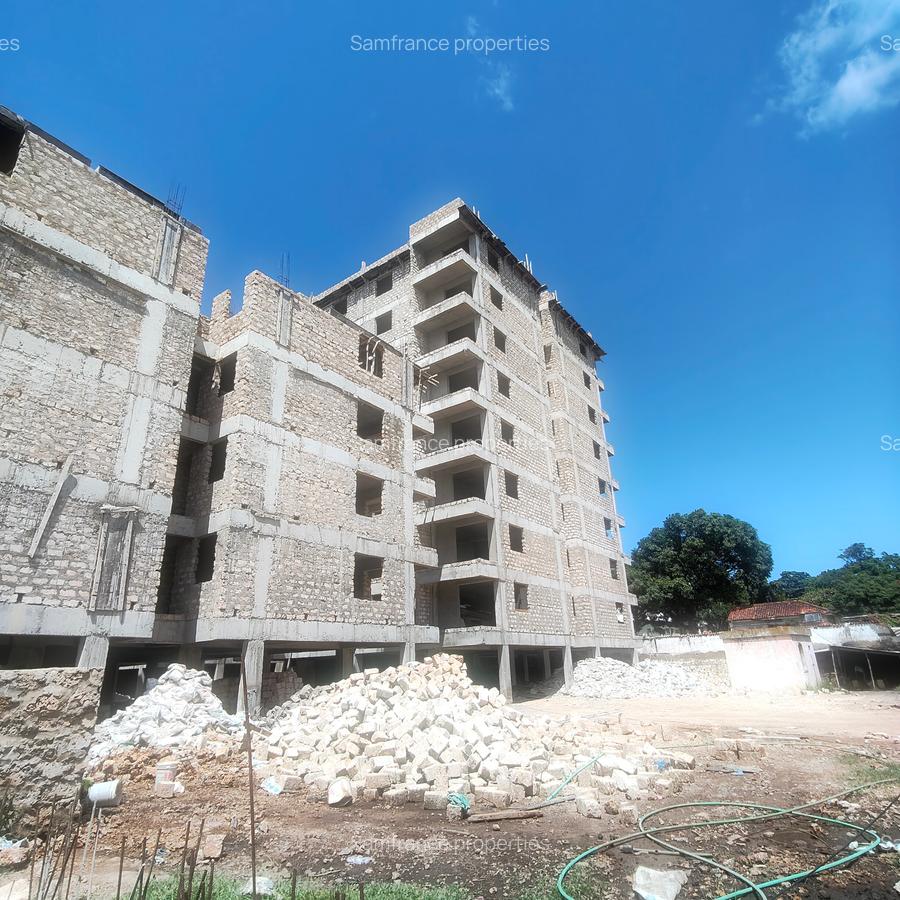 Serviced 2 Bed Apartment with En Suite at Links Road - 10