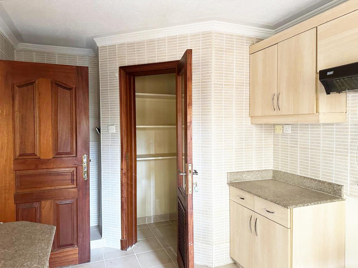 3 Bed Apartment with En Suite in Kilimani - 4