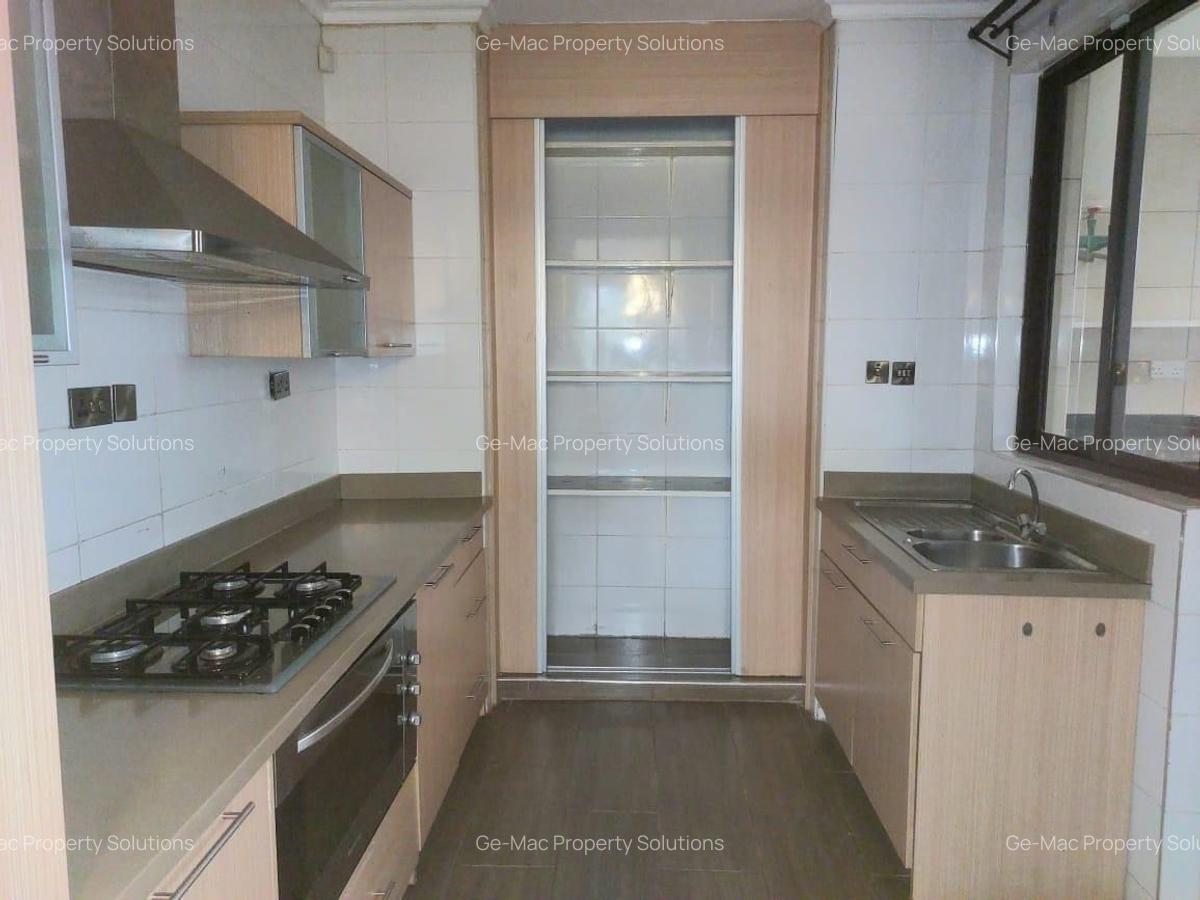 4 Bed House with En Suite in Garden Estate - 11