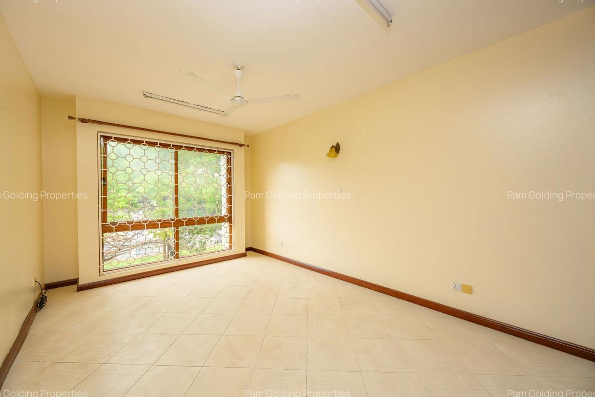 3 Bed Apartment with En Suite at Links Road - 12