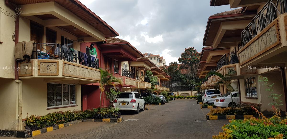 5 Bed Townhouse with En Suite at Valley Arcade - 8