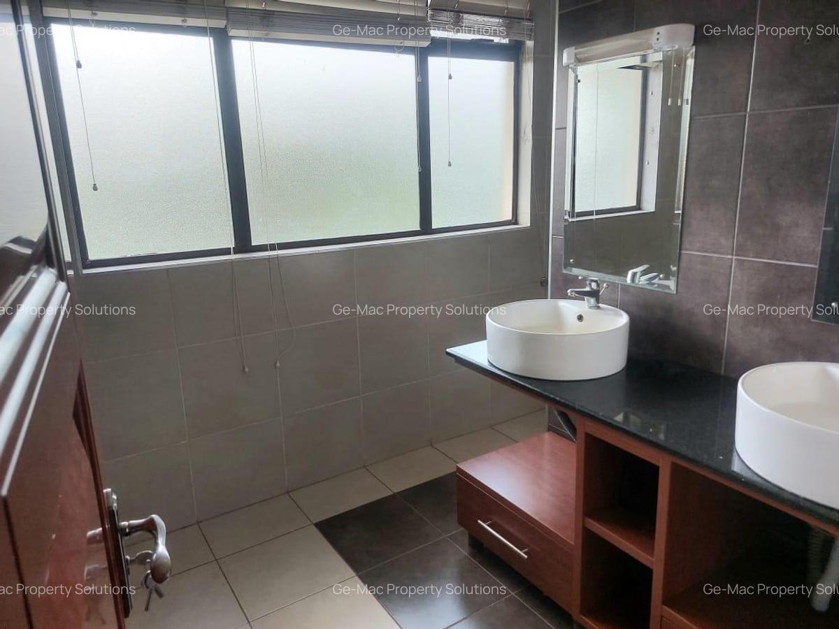 4 Bed House with En Suite in Garden Estate - 14