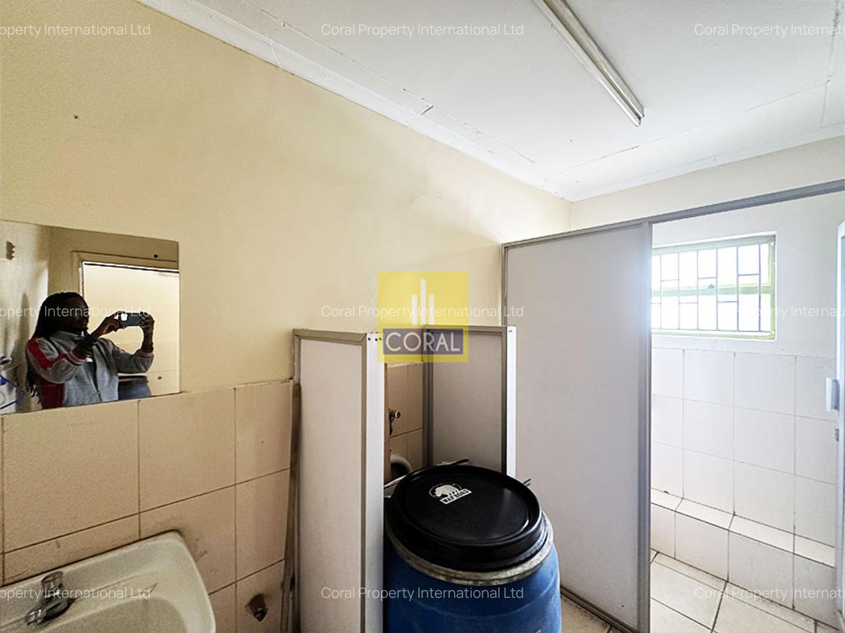 7,500 ft² Warehouse with Parking in Industrial Area - 13