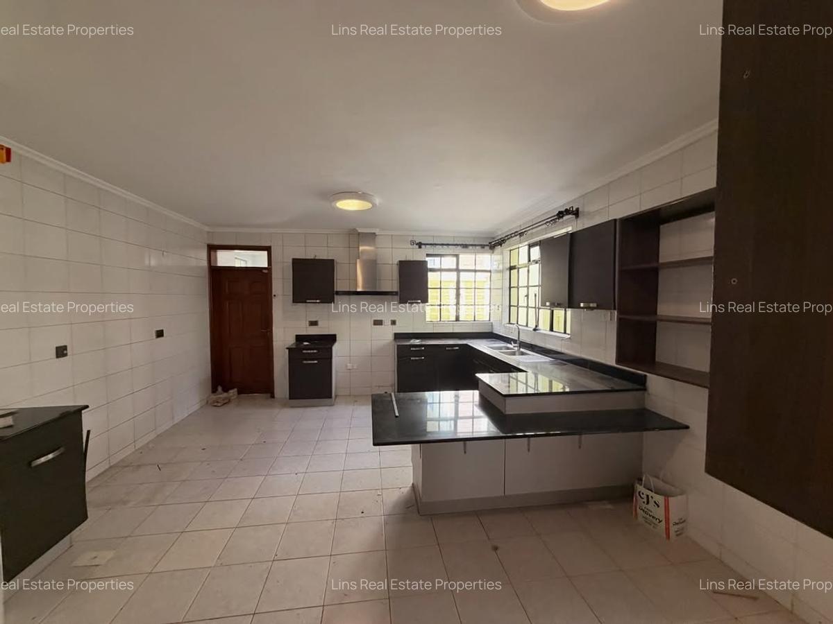 5 Bed Townhouse with En Suite in Lavington - 3