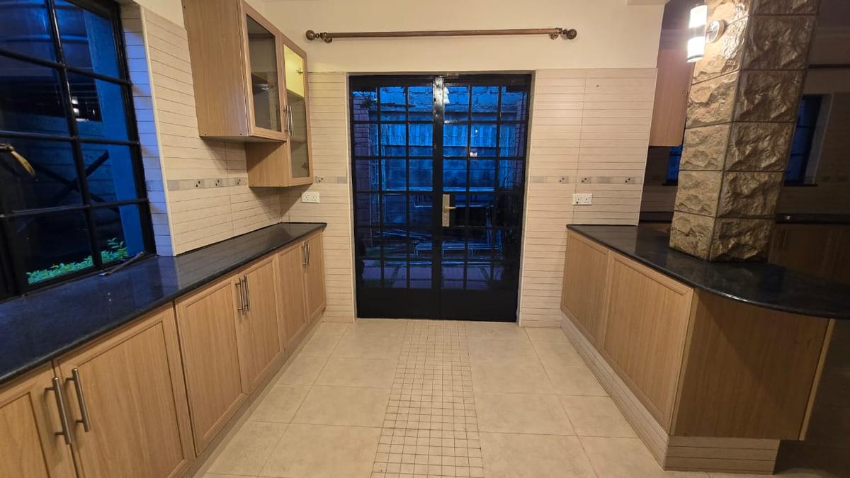 4 Bed Townhouse with En Suite in Lavington - 10