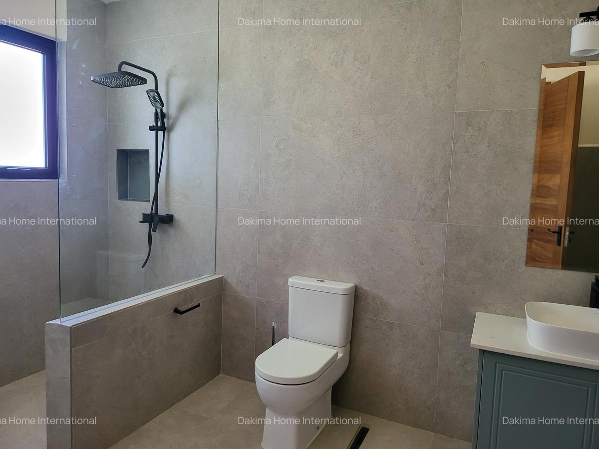 5 Bed House with En Suite in Runda - 12