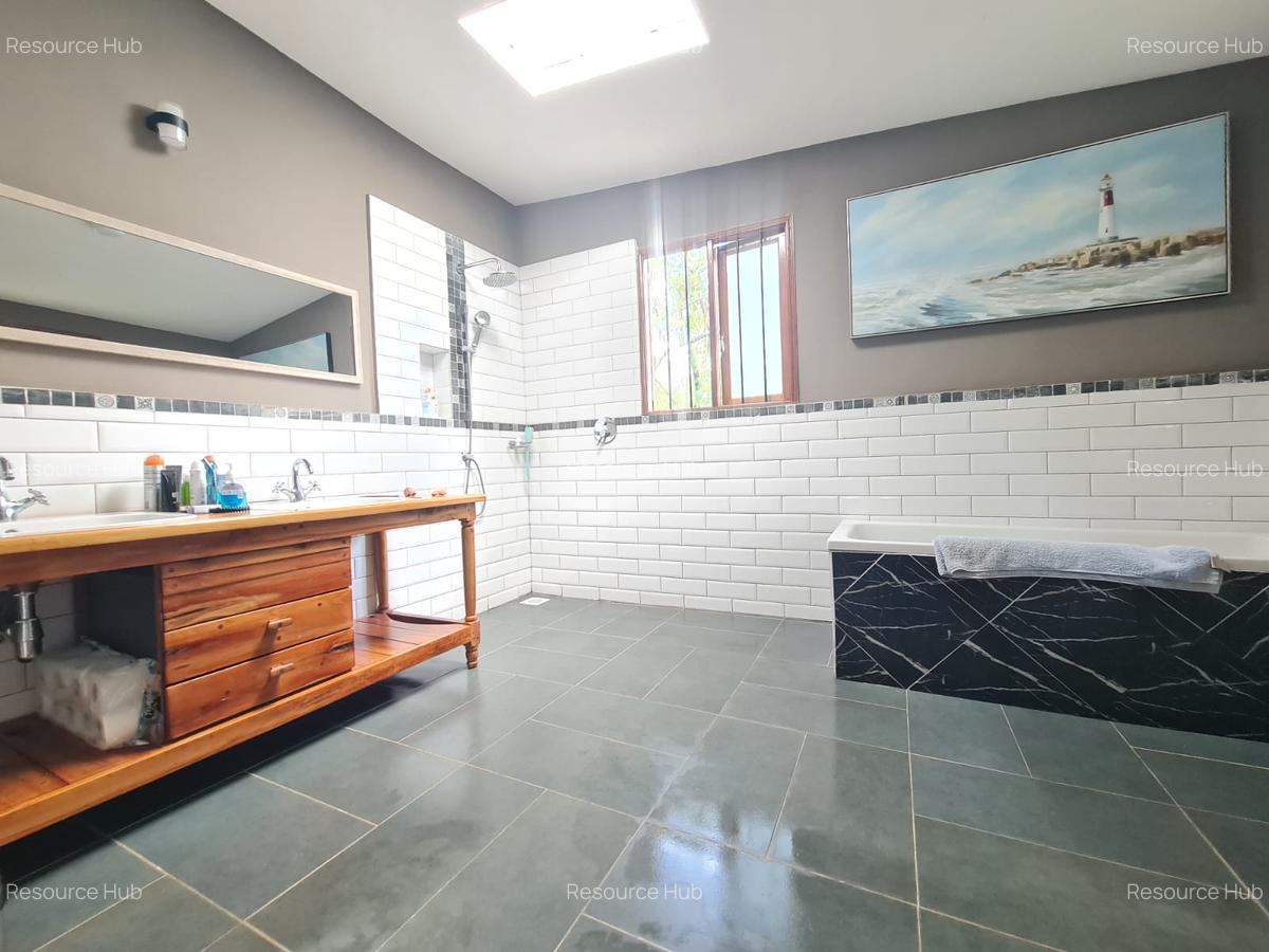 2 Bed House with En Suite at Near The Hub - 16