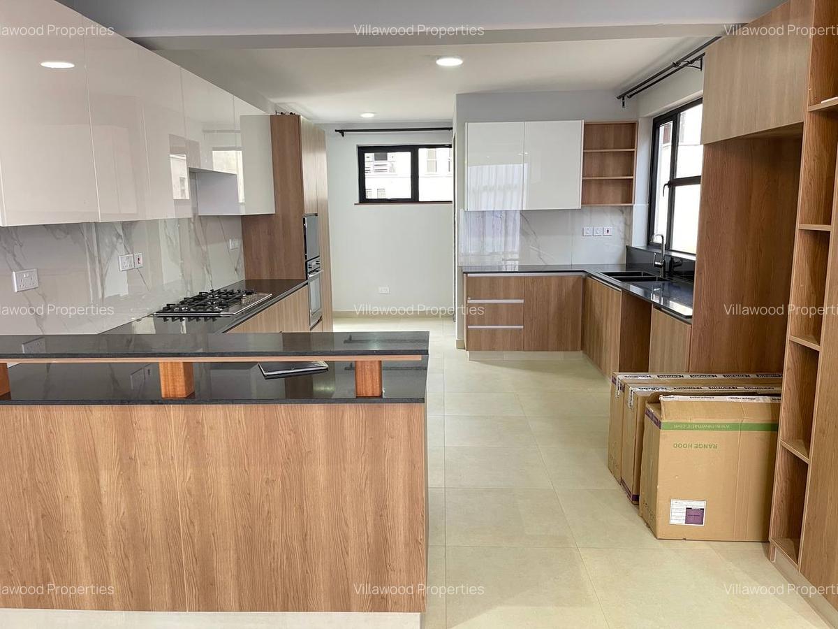 4 Bed Townhouse with En Suite in Membley - 5