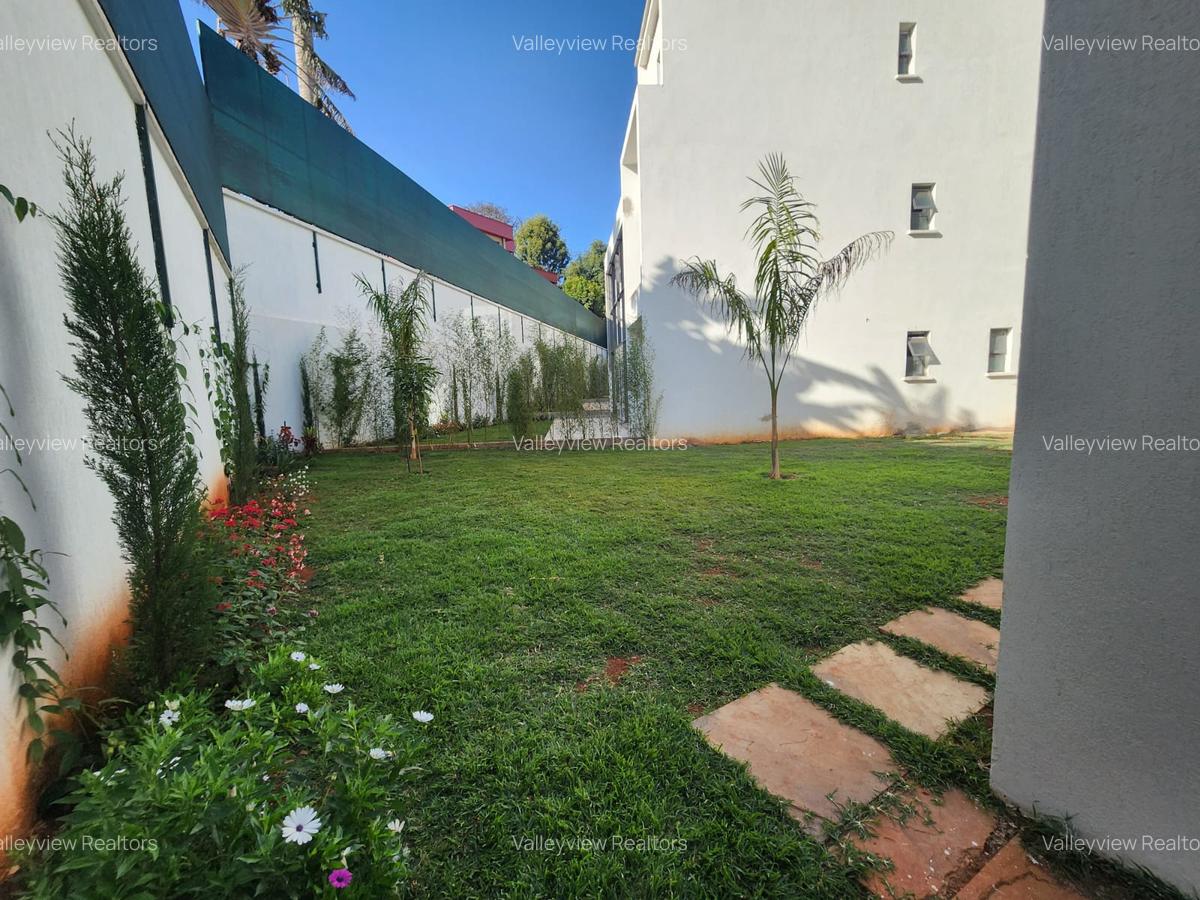 5 Bed Townhouse with En Suite at Lavington - 4