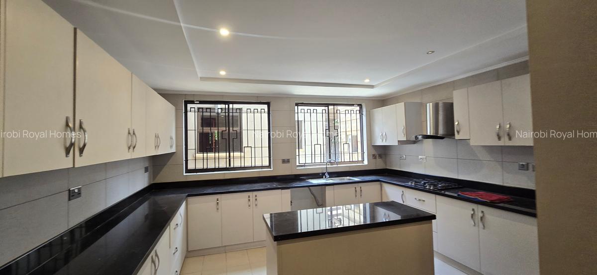 5 Bed Townhouse with En Suite at Lavington Green - 4