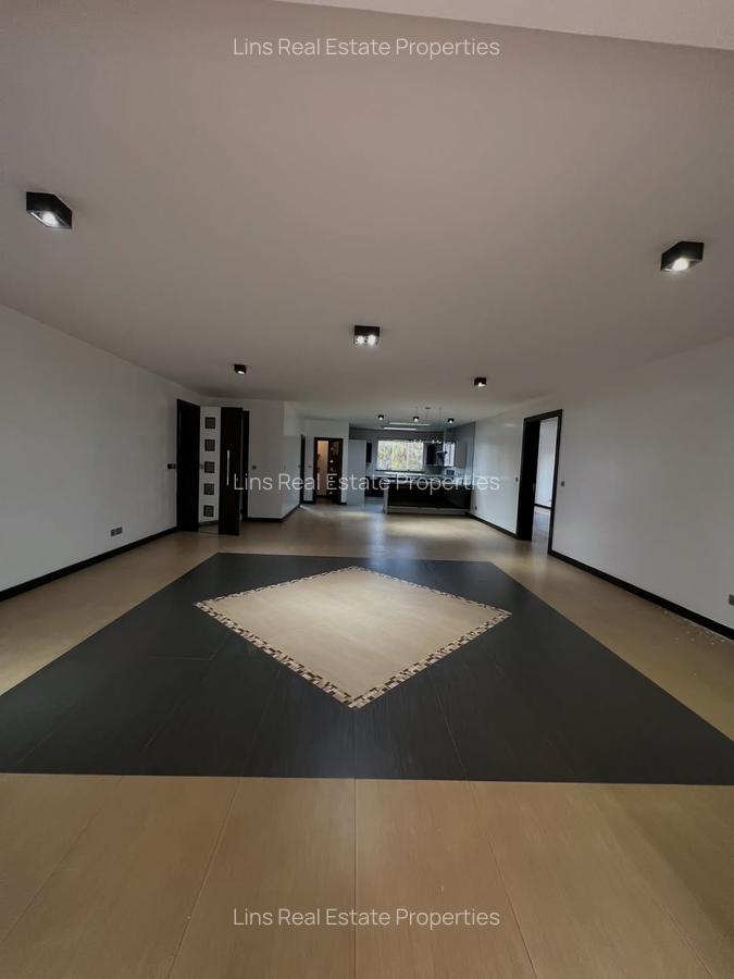 3 Bed Apartment with En Suite in Riverside - 3