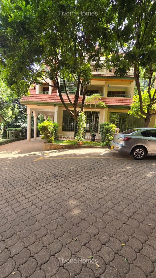 5 Bed House with En Suite in Lavington - 1