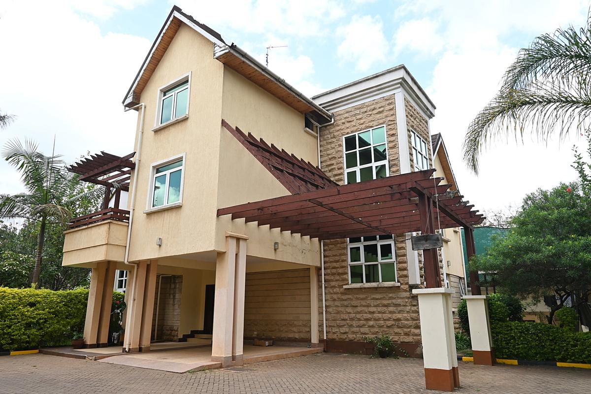 5 Bed Townhouse with En Suite in Lavington - 2