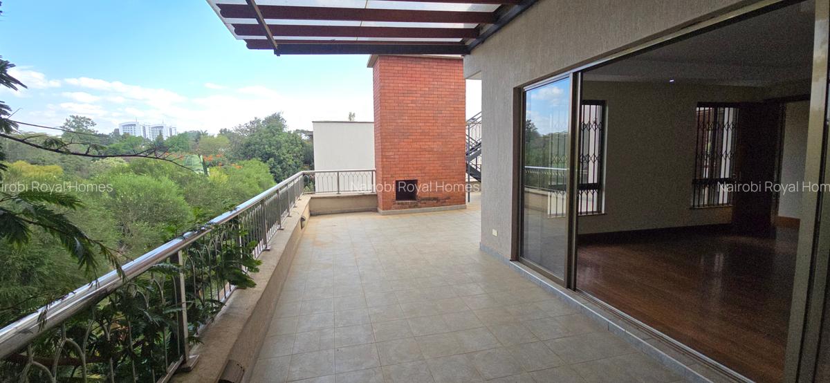 5 Bed Townhouse with En Suite at Lavington Green - 8