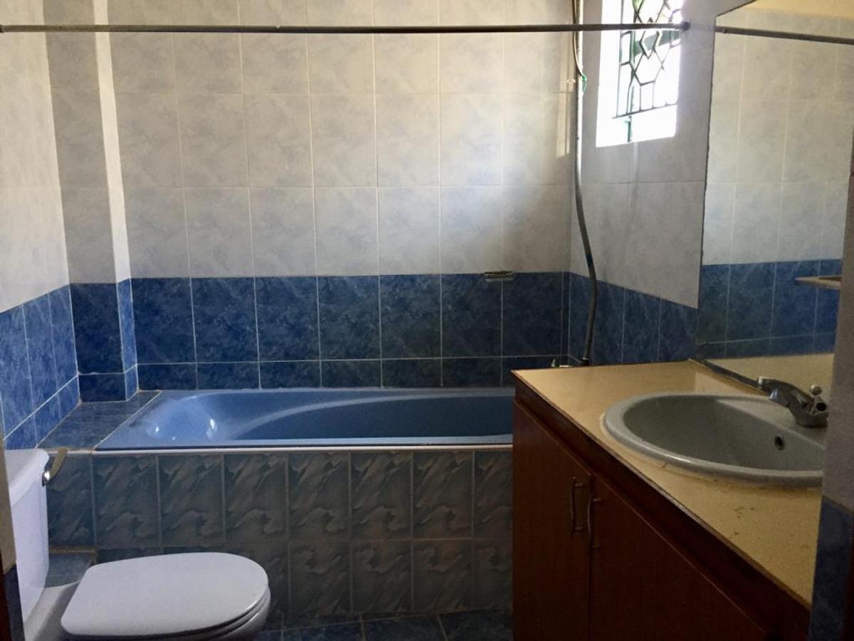 5 Bed House with En Suite in Lavington - 17