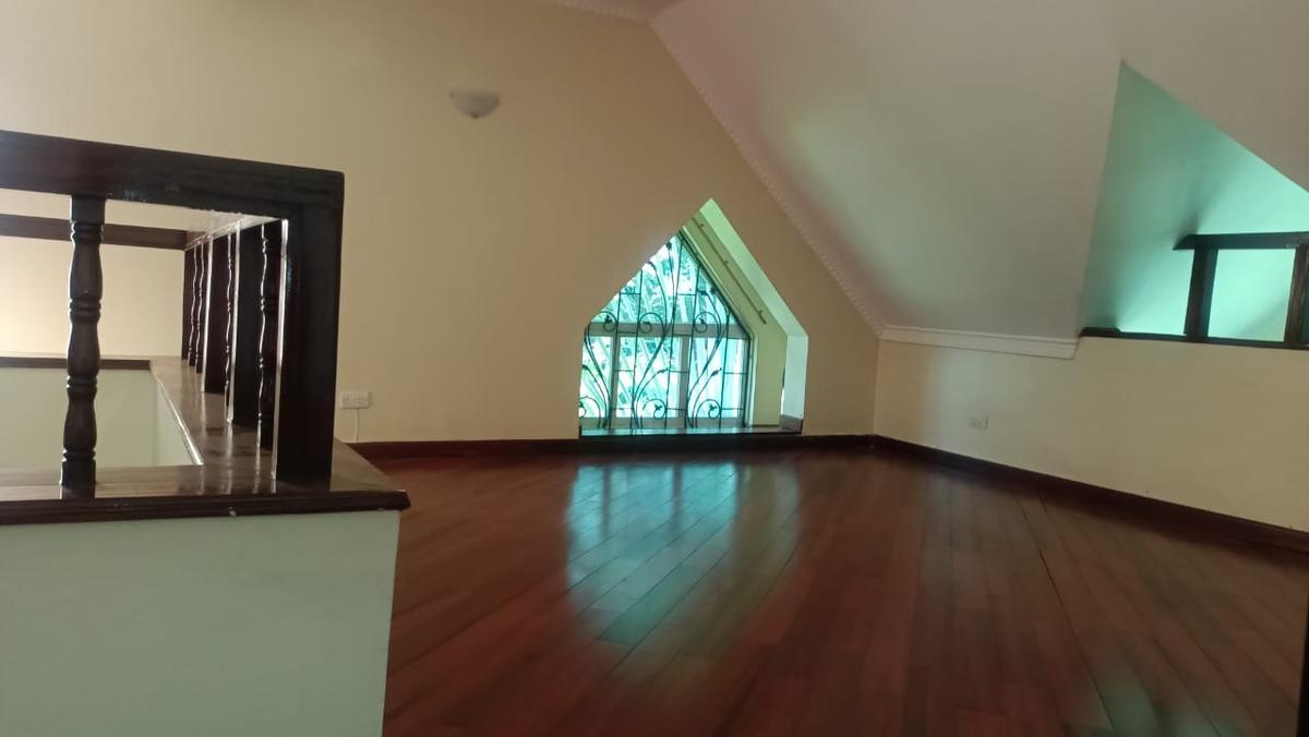 5 Bed Townhouse with En Suite in Lavington - 3