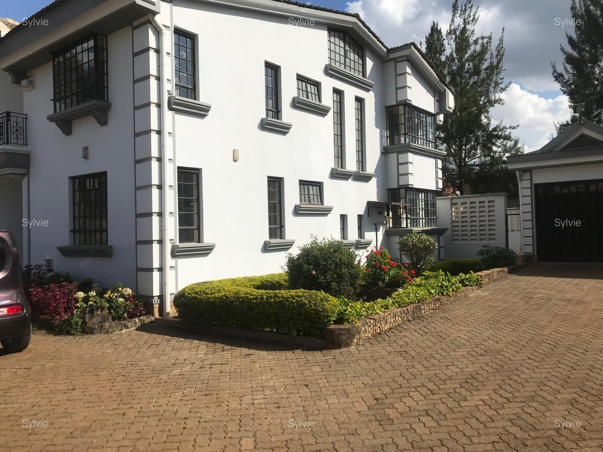 5 Bed Villa with En Suite in Runda - 1