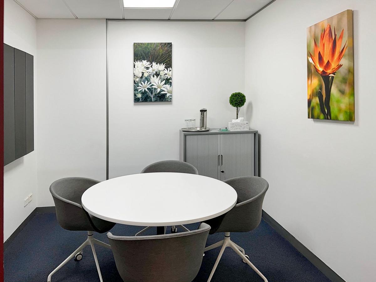 Furnished 30 m² Office with Service Charge Included at Links Road - 4