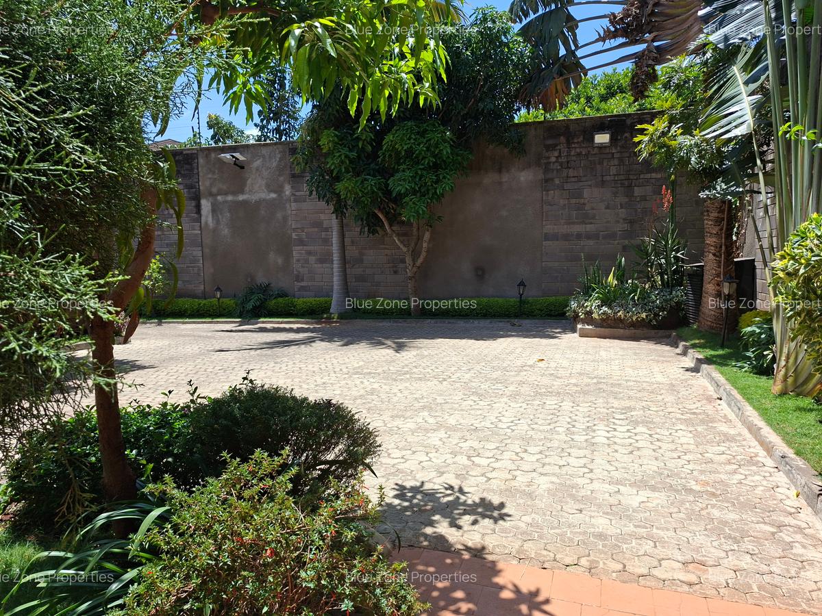 4 Bed Townhouse with En Suite at Close To Un - 2