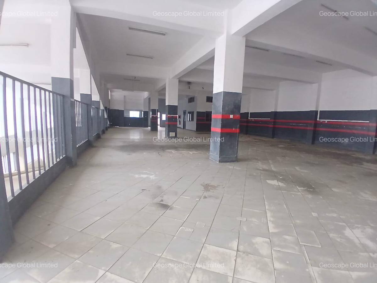 6,499 ft² Warehouse with Parking in Industrial Area - 11