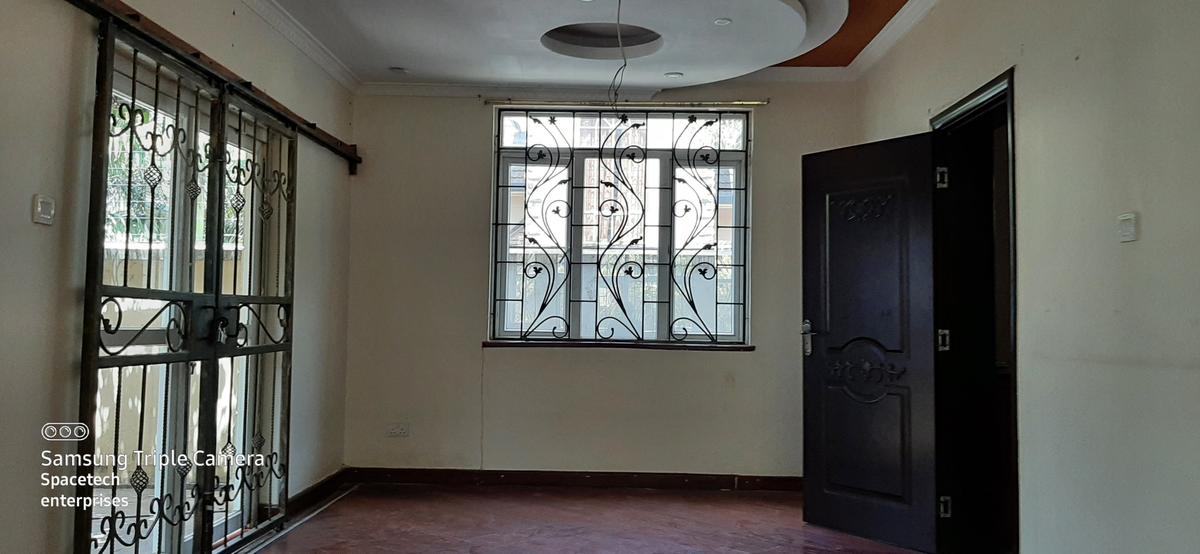 5 Bed Townhouse with En Suite in Lavington - 10