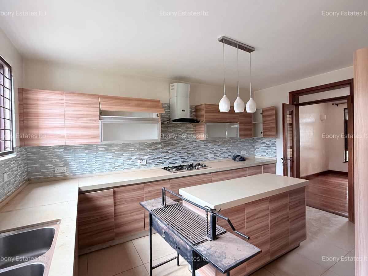 5 Bed Townhouse with En Suite in Lavington - 12